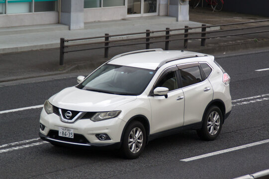 道路を走行中のSUV多用途車