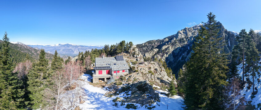 Panorama du refuge de Mariailles situ&eacute; dans les massif du canigou dans le d&eacute;partement des pyr&eacute;n&eacute;es orientales en r&eacute;gion occitanie.