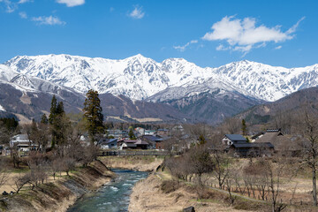 冠雪の北アルプスと清流　長野県白馬村 © RATM