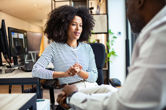 Professional woman in one-on-one meeting at modern office