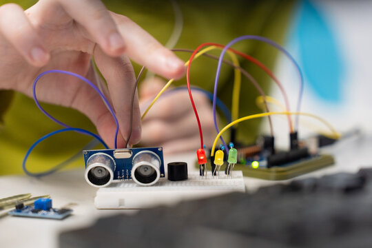 Ultrasonic sensor and LEDs on a breadboard for an electronics project