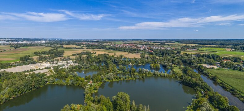 Ausblick auf die Weiherlandschaft bei Erbach im Alb-Donau-Kreis s&uuml;dwestlich von Ulm