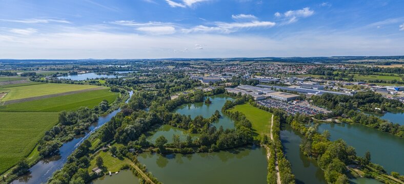 Ausblick auf die Weiherlandschaft bei Erbach im Alb-Donau-Kreis s&uuml;dwestlich von Ulm