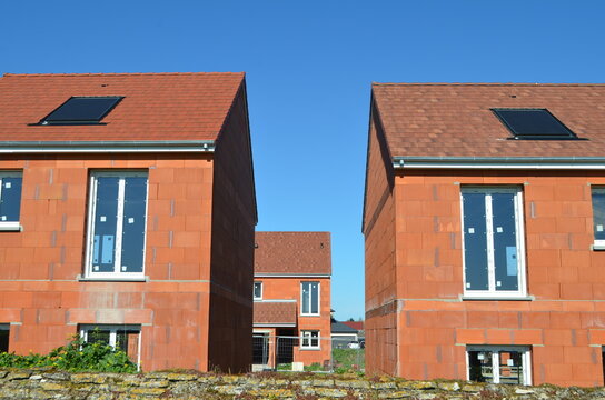 Nouvelles constructions dans un lotissement. (france)