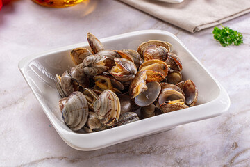 Steamed vongole clams with spices © Andrei Starostin