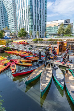 people rent a canoe for exploring Boston water canals by boat