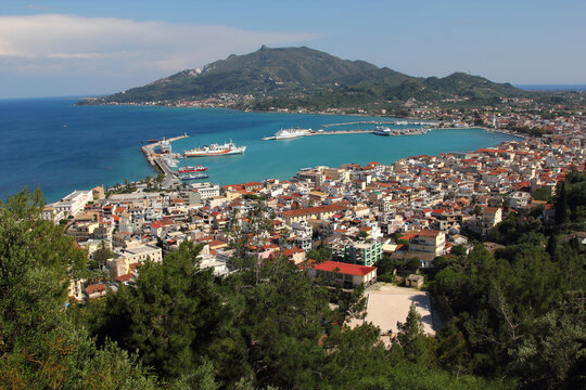 Blick auf Zakynthos Stadt und den Hafen, im Hintergrund der Berg Skopos