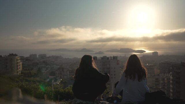 Marseille, coucher de soleil sur la ville. Vue depuis Notre Dame de la Garde
