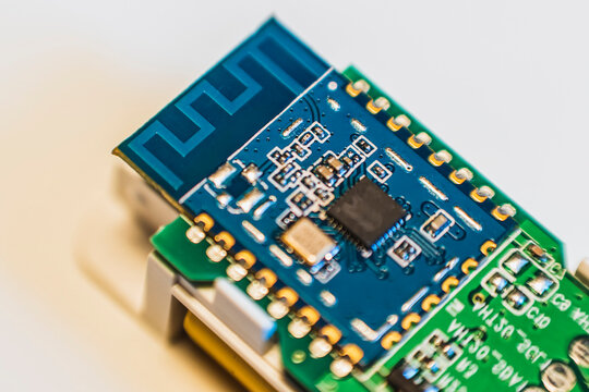 Microchip and antenna on circuit board