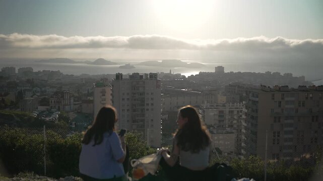 Marseille, coucher de soleil sur la ville. Vue depuis Notre Dame de la Garde