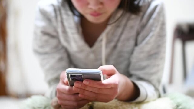 スマートフォンを見る女の子