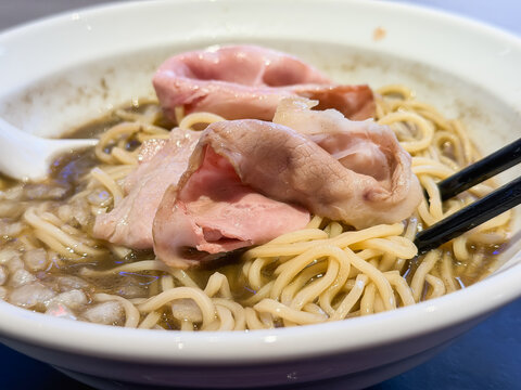 玉ねぎのみじん切りとチャーシューをトッピングした煮干しラーメン。