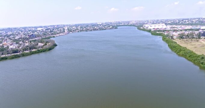 The
Laguna del Carpintero, located in the heart of Tampico, Tamaulipas, is famous for being a unique urban ecosystem where nature and the city coexist, standing out mainly for its large population of 