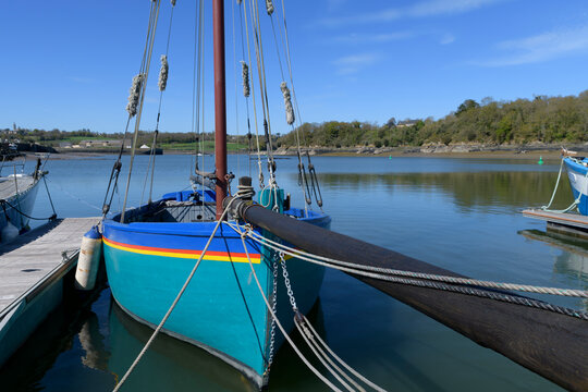 Voilier dans un port en Bretagne