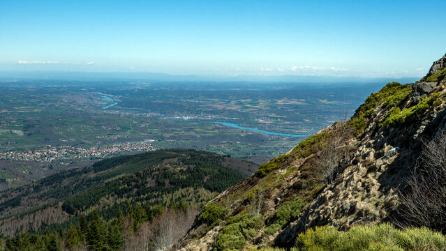 Paysage du Parc Naturel R&eacute;gional du Pilat autour du massif des Trois dents au printemps