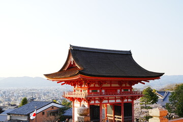 Fototapeta premium Red Niomon Gate at Kiyomizu-dera Temple in Kyoto, Japan - 日本 京都 清水寺 仁王門 伝統的な赤い門