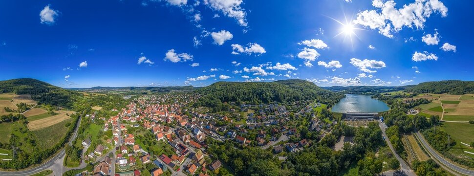 Ausblick auf den Erholungsort Happurg und den Happurger See in der Frankenalb in Mittelfranken im Sommer