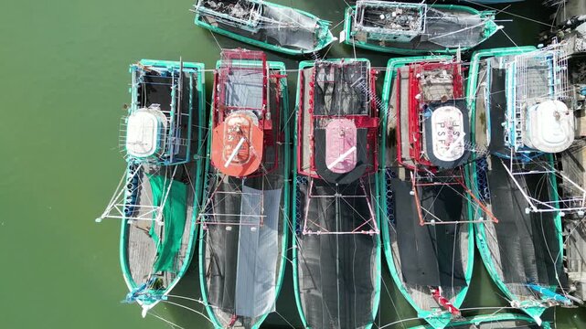 태국 라용 셍찬 선착장에 정박 중인 형형색색의 전통 어선들과 평화로운 어촌 마을 풍경

