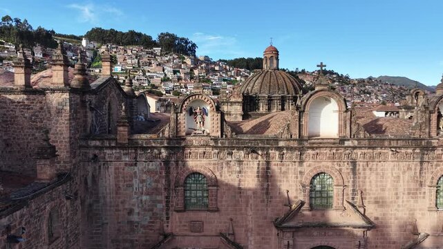 Vista a&eacute;rea de la Catedral de Cusco desde un drone