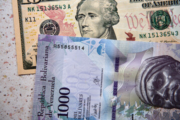 Boliwar Wenezuelski i dolar amerykański  © Marcin Łazarczyk