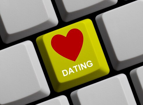 Computer Tastatur in gelb: Herz und Dating