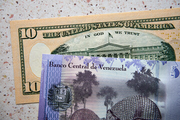 Boliwar Wenezuelski i dolar amerykański  © Marcin Łazarczyk