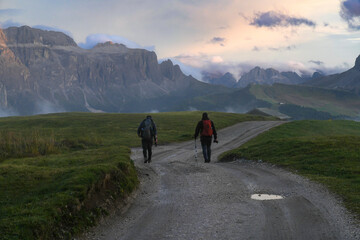 Obraz premium Tourists at sunset, with the Sella mountain massif in the background. Dolomites. Italy.