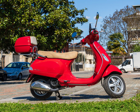 The vehicle pictured is a Piaggio Vespa LX 125, known for its classic design reminiscent of historic models. Udine, Italy, April 3, 2026