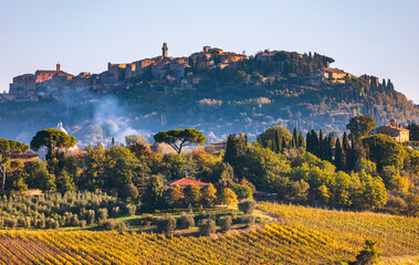 Obraz premium Pienza hilltop town over autumn vineyard in Tuscany, Italy.
