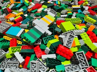 Naklejka premium Bangkok Thailand, April 13, 2026: A close-up of a large pile of colorful Lego bricks in a child's toy storage box.