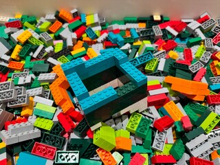 Naklejka premium Bangkok Thailand, April 8, 2026: A pile of Lego bricks and the children's unfinished building project.