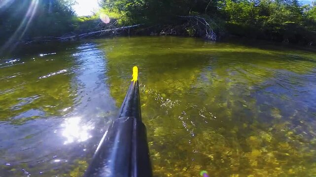 POV Kamera am Paddel zeigt Eintauchen ins Wasser und Beschleunigung beim Rafting auf der Isar, dynamische Outdoor Szene in Full HD