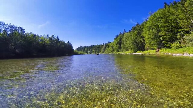 Blick nach hinten aus Schlauchboot auf weiteres Boot auf der Isar, klares Wasser mit sichtbaren Steinen und Waldkulisse, Full HD