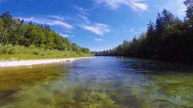 POV Aufnahme aus hinterem Schlauchboot mit Blick auf vorderes Boot auf der Isar, sommerliche Flussfahrt durch Wald in Full HD