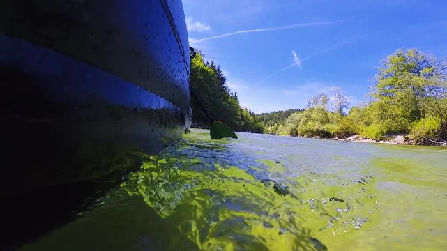 Actionaufnahme auf Wasserh&ouml;he mit Spritzern beim Rafting, Schlauchboot und Paddel in Bewegung auf der Isar im Sommer, Full HD