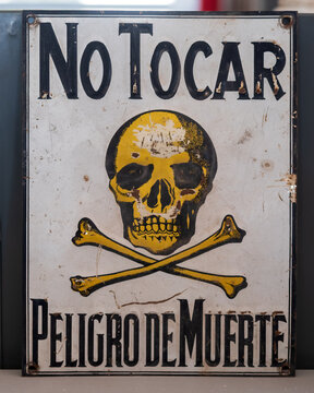 cartel con una calavera y el mensaje: No tocar, peligro de muerte.