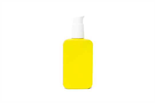 Frasco de creme ou lo&ccedil;&atilde;o amarelo vibrante retangular com bomba branca doseadora superior. Isolado em fundo branco, ideal para cosm&eacute;ticos, skincare, produtos de beleza e mockups de cuidados pessoais