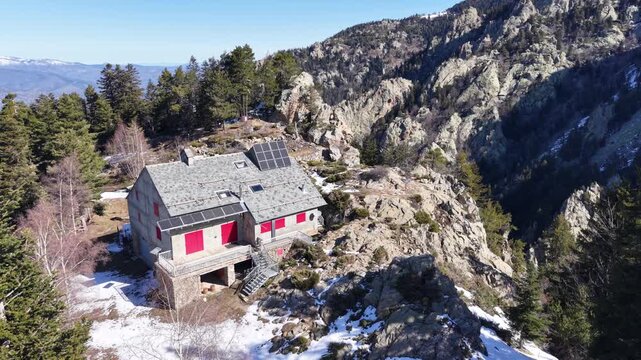 Le refuge de Mariailles situ&eacute; dans les massif du Canigou dans le d&eacute;partement des pyr&eacute;n&eacute;es orientales en r&eacute;gion Occitanie.