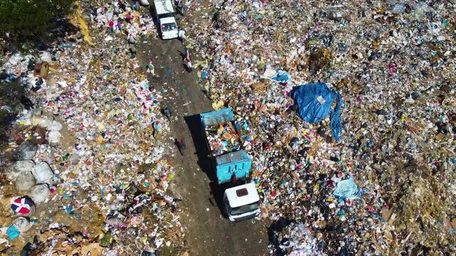 Vertedero a cielo abierto con camión recolector de basura