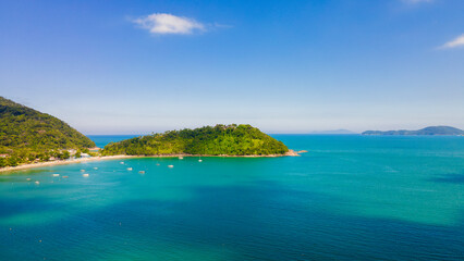 Obraz premium Island and ocean aerial view in Brazil