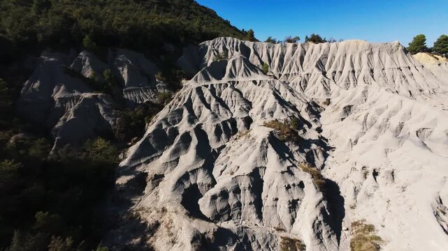 Paisaje de margas, monta&ntilde;as de rocas grises, paisajes de gran ca&ntilde;&oacute;n y terreno con sedimentaci&oacute;n gris en la Plana de Vic, Osona