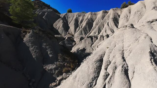 Paisaje de margas, monta&ntilde;as de rocas grises, paisajes de gran ca&ntilde;&oacute;n y terreno con sedimentaci&oacute;n gris en la Plana de Vic, Osona