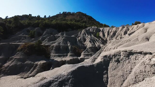 Paisaje de margas, monta&ntilde;as de rocas grises, paisajes de gran ca&ntilde;&oacute;n y terreno con sedimentaci&oacute;n gris en la Plana de Vic, Osona