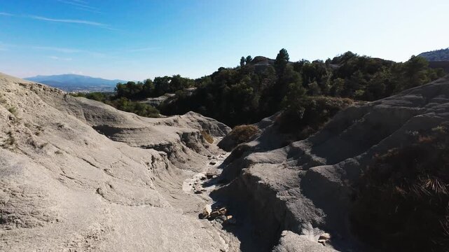 Paisaje de margas, monta&ntilde;as de rocas grises, paisajes de gran ca&ntilde;&oacute;n y terreno con sedimentaci&oacute;n gris en la Plana de Vic, Osona