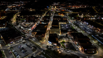 Obraz premium Aerial view of downtown Johnson city Tennessee at night with street lights and cars