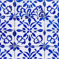 Fototapeta premium Carrelage Azulejo Portugais Traditionnel Bleu et Blanc Motif Géométrique Floral Historique 