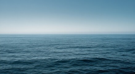 Naklejka premium Serene Ocean Vista - Calm Waters Under a Clear Sky.