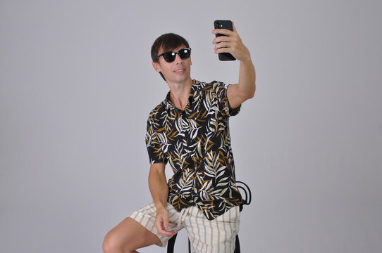 homem modelo segurando celular 