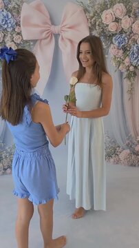 m&atilde;e e filha celebram juntas o dia das m&atilde;es 