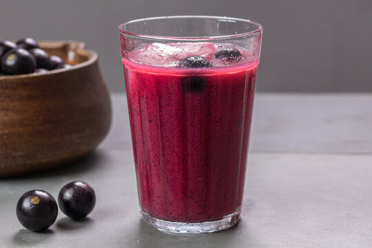 saboroso suco de jabuticaba com frutas ao redor